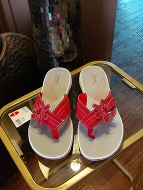 Clarks Cloud Steppers Red Flower Accent Flip-Flop Sandals